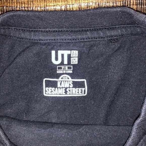 Kaws Uniqlo UT Kaws Size 7-8 Sesame Street Elmo / BFF  Tee T-shirt Kids Black - Picture 3 of 5